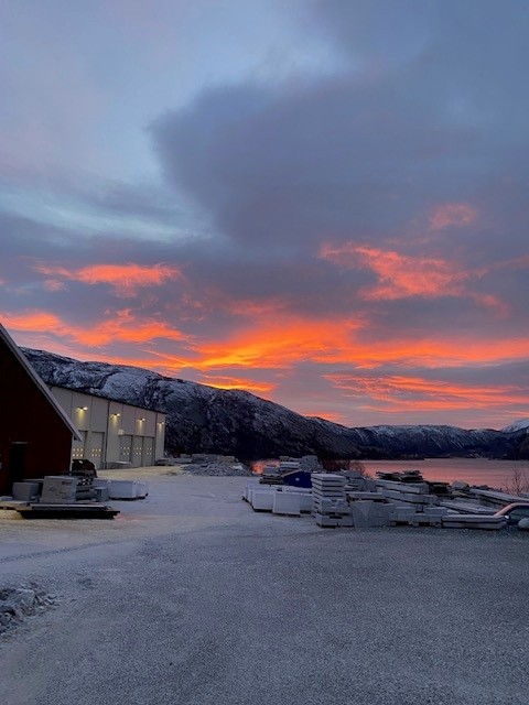 Moderne kjøkken med granittbenk